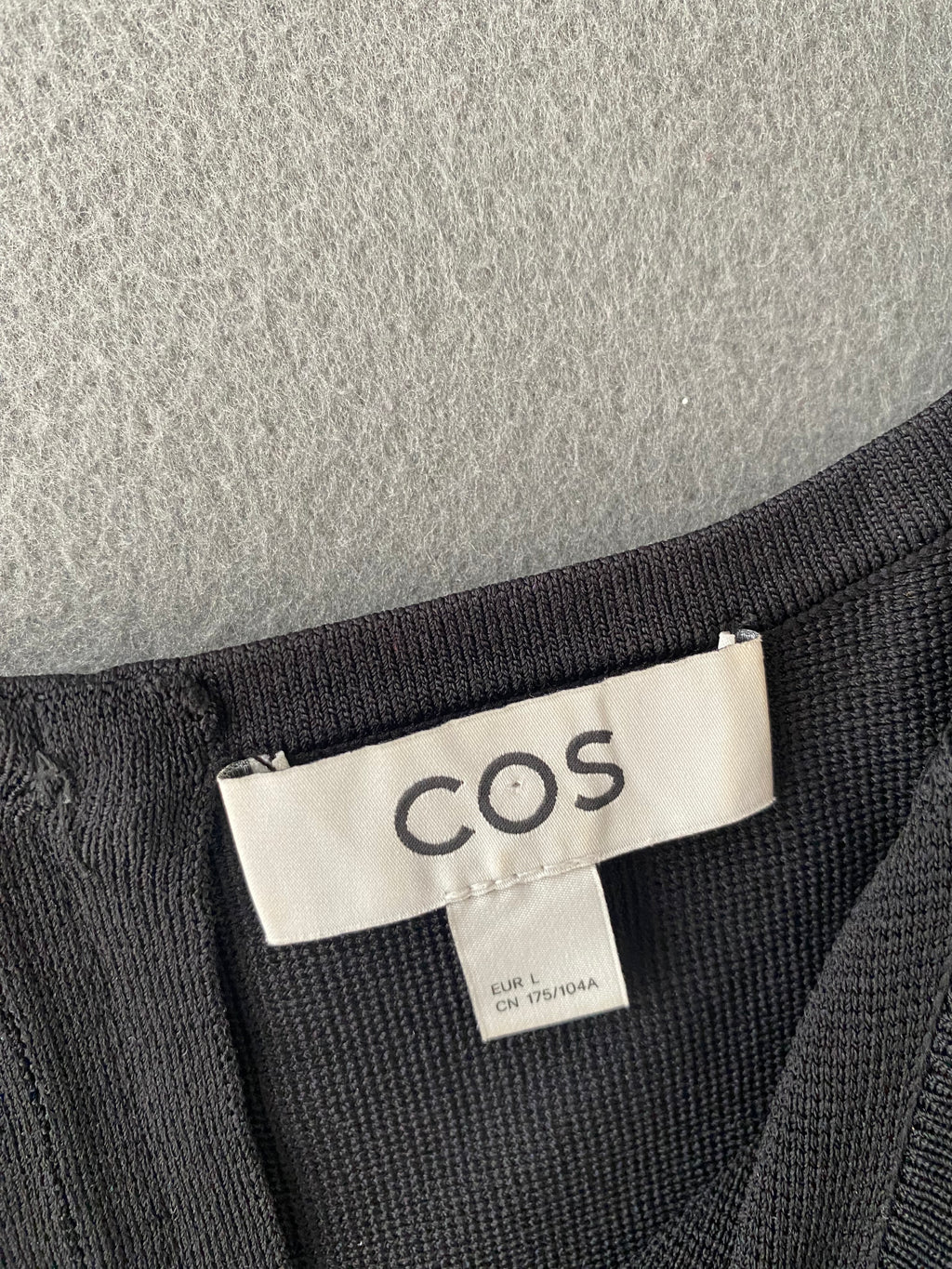 Robe midi noire côtelée à bretelles et encolure carrée