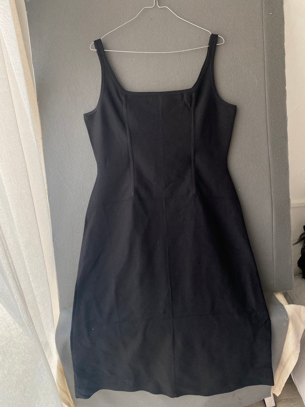 Robe midi noire côtelée à bretelles et encolure carrée