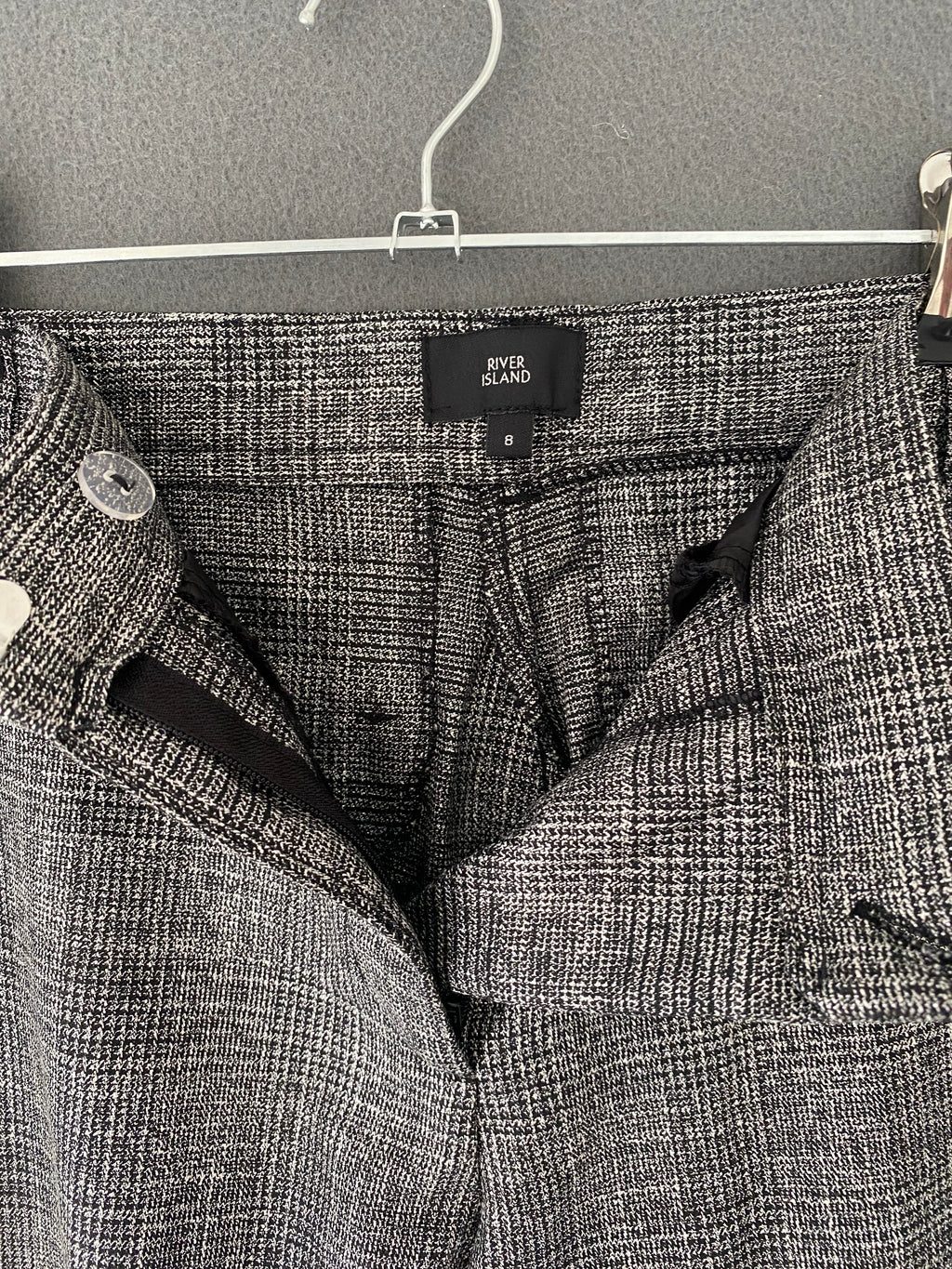 Pantalon à carreaux gris avec nœuds aux chevilles