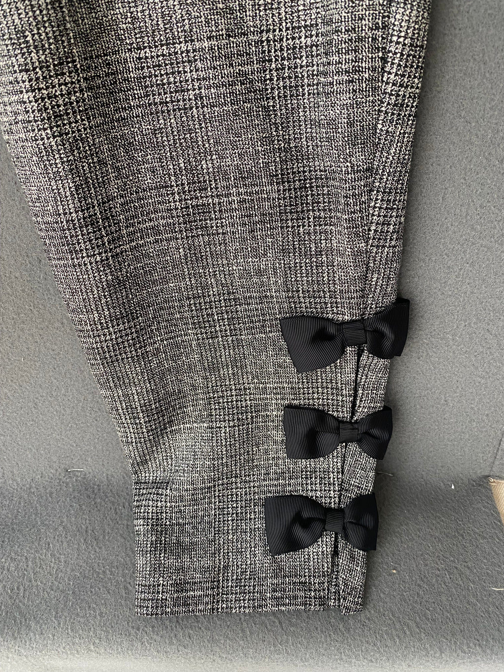 Pantalon à carreaux gris avec nœuds aux chevilles