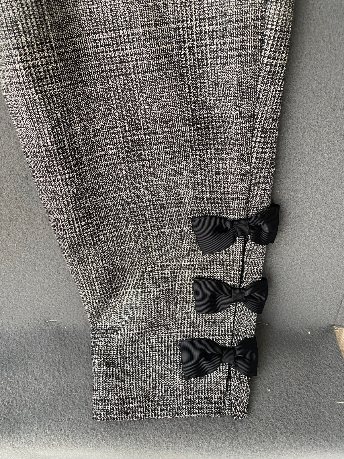 Pantalon à carreaux gris avec nœuds aux chevilles