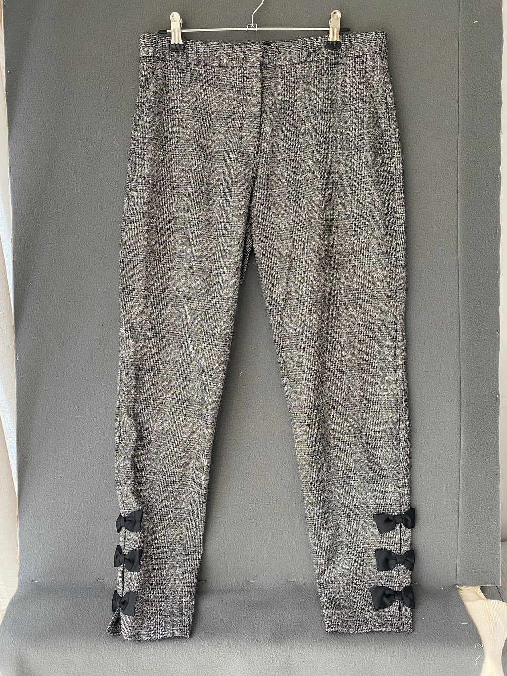 Pantalon à carreaux gris avec nœuds aux chevilles