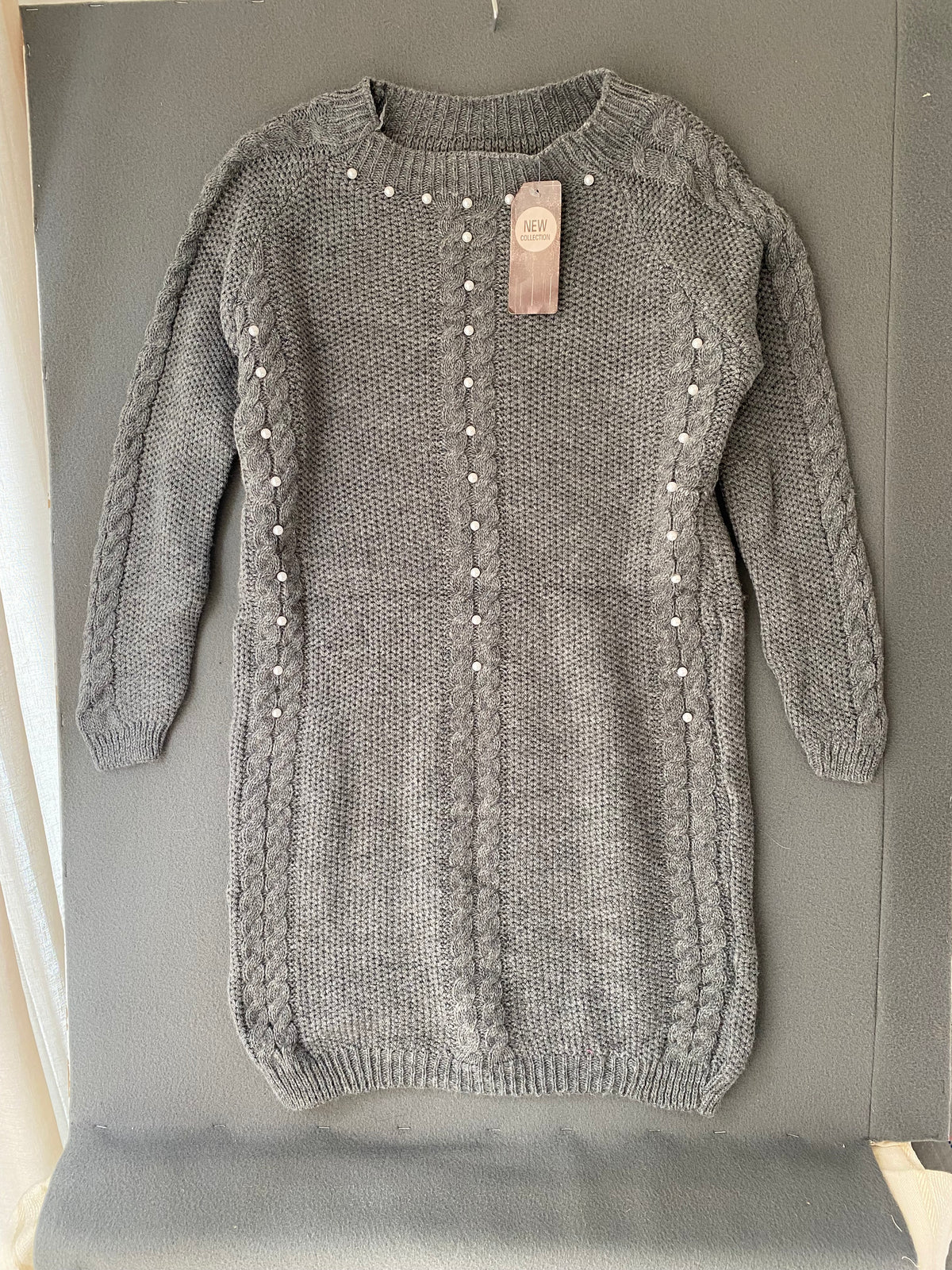Robe pull grise à torsades et perles