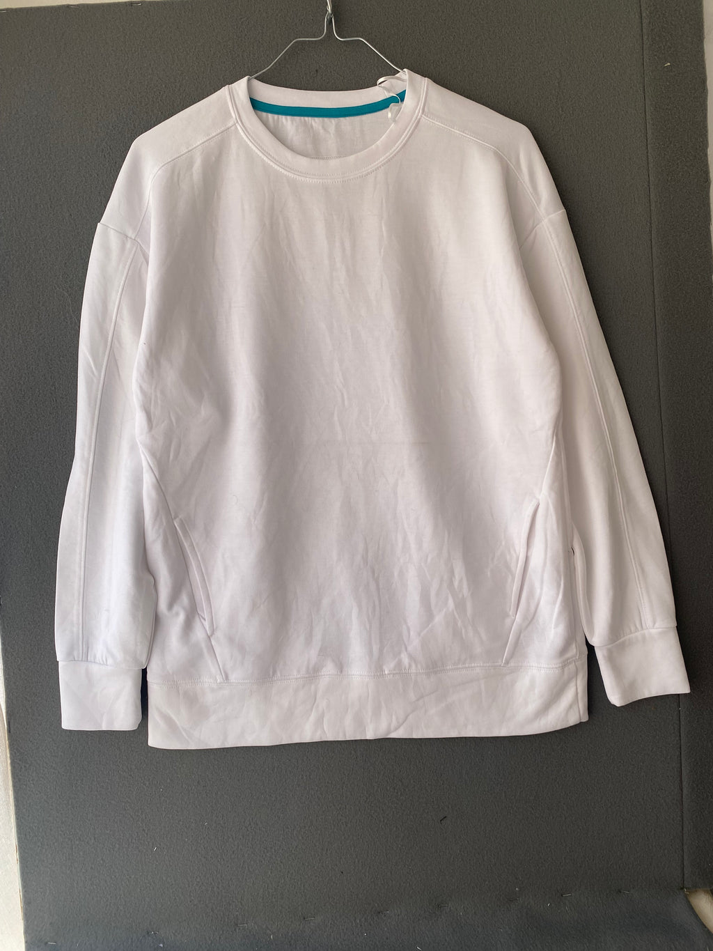 Sweat blanc col rond à poches