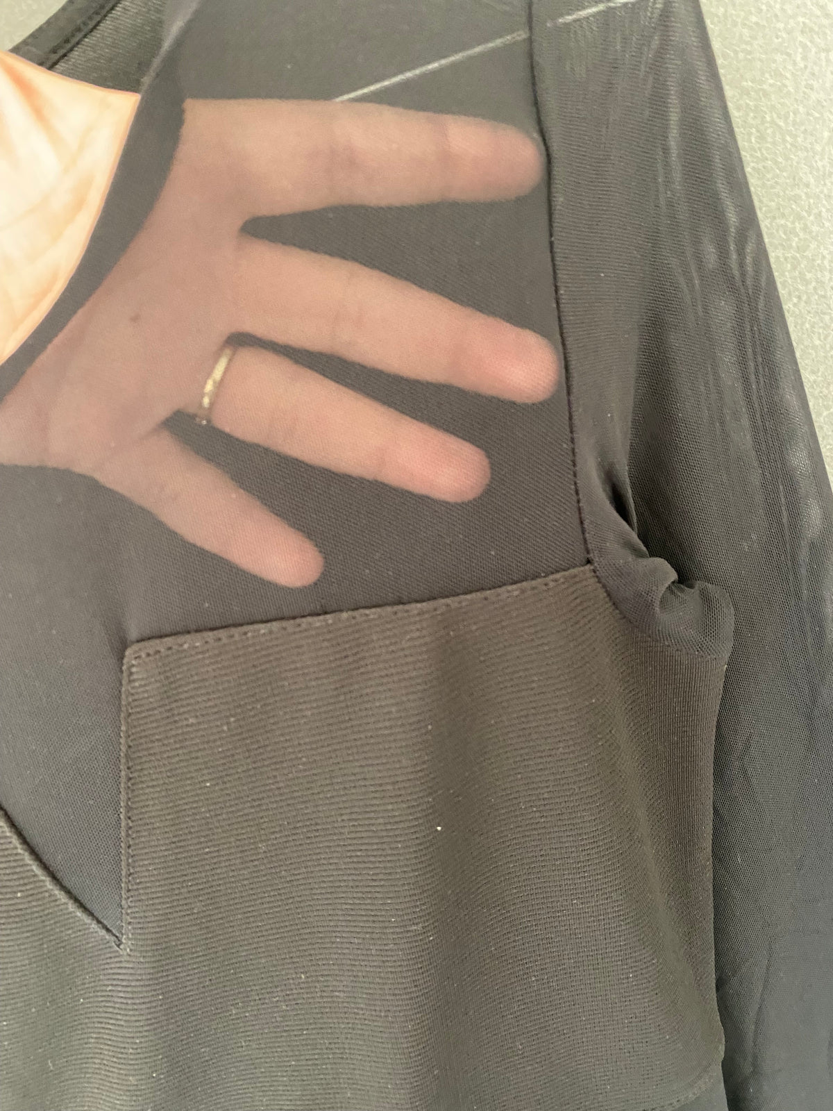 Robe noire moulante à empiècements en résille