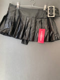 Mini-jupe plissée en simili cuir à grosse boucle