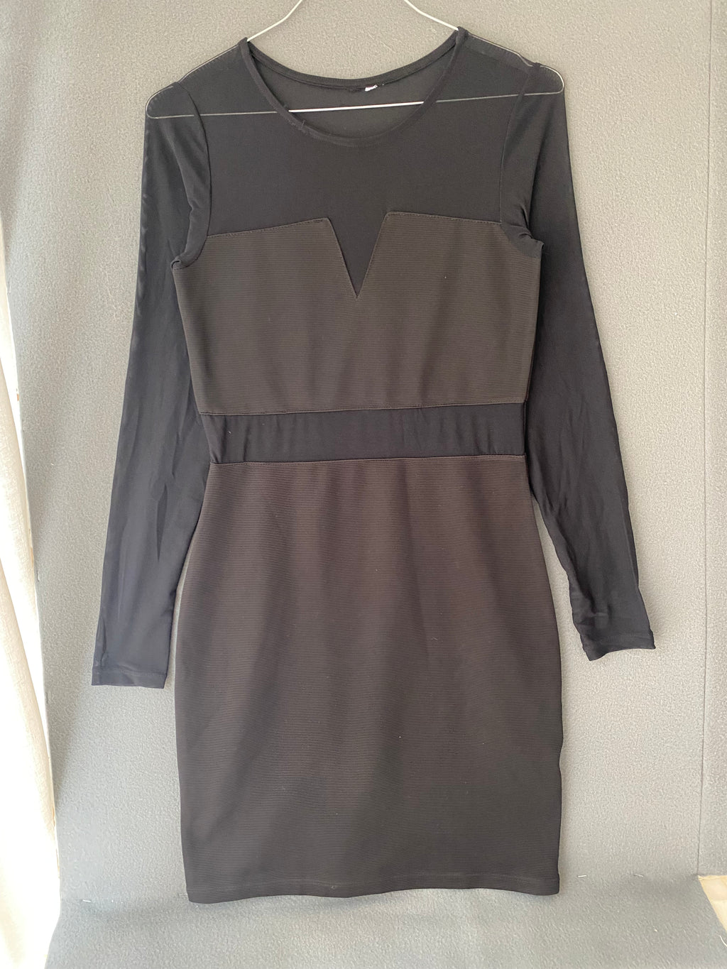 Robe noire moulante à empiècements en résille