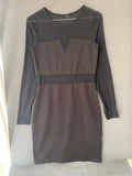 Robe noire moulante à empiècements en résille
