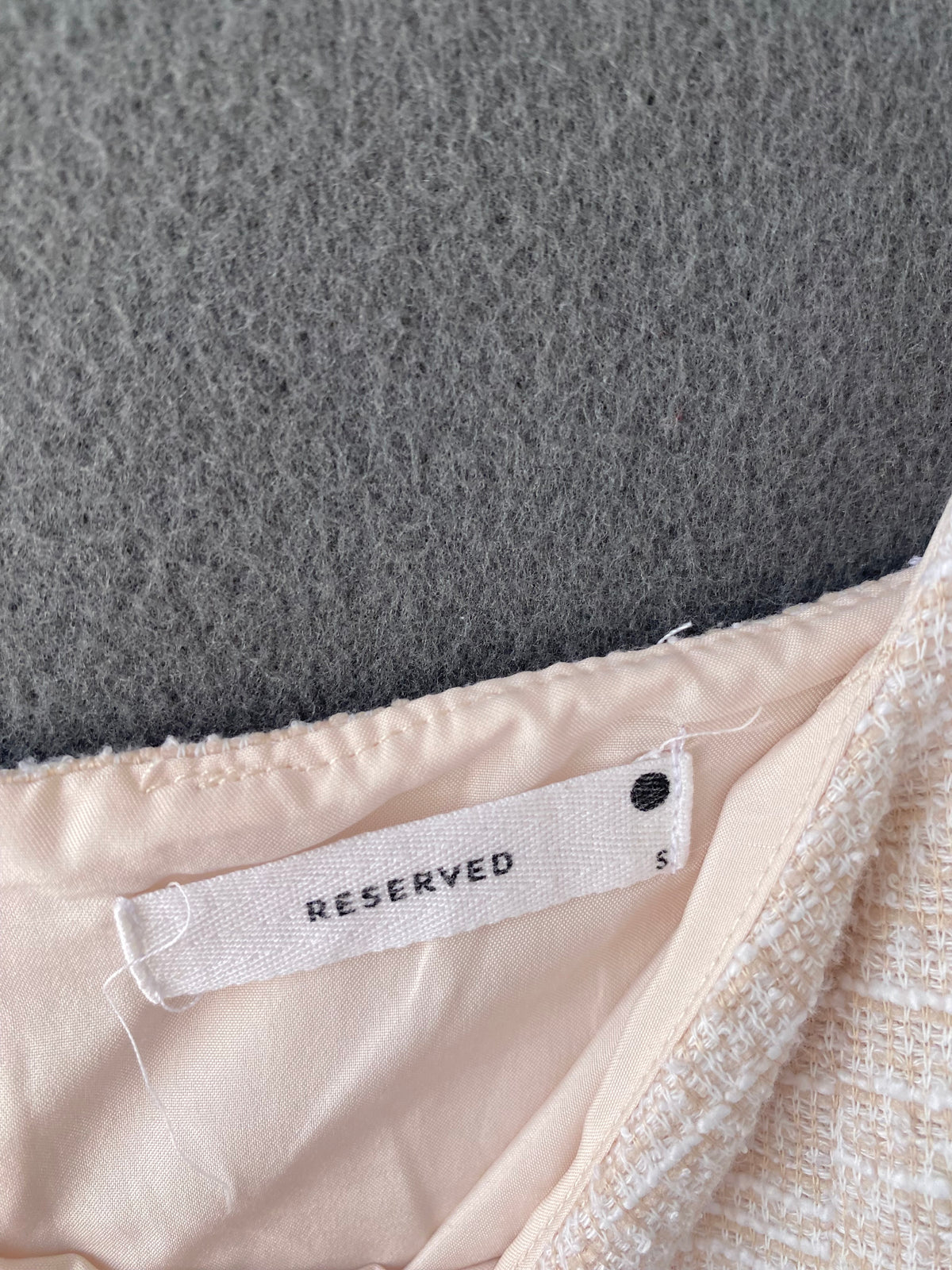 Robe courte en tweed beige à encolure carrée