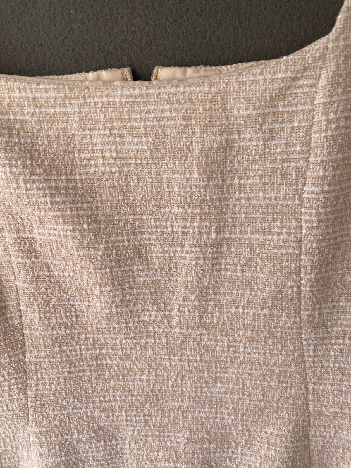 Robe courte en tweed beige à encolure carrée
