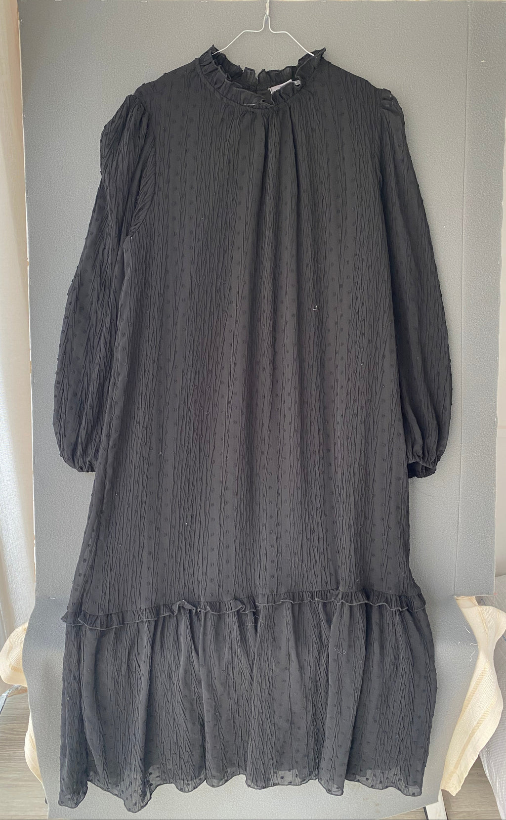 Robe noire en plumetis à col volanté