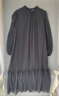Robe noire en plumetis à col volanté