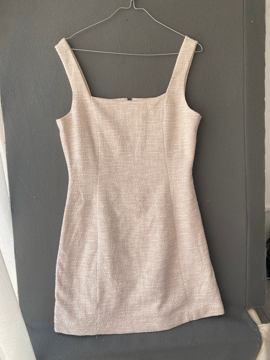 Robe courte en tweed beige à encolure carrée