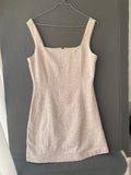Robe courte en tweed beige à encolure carrée