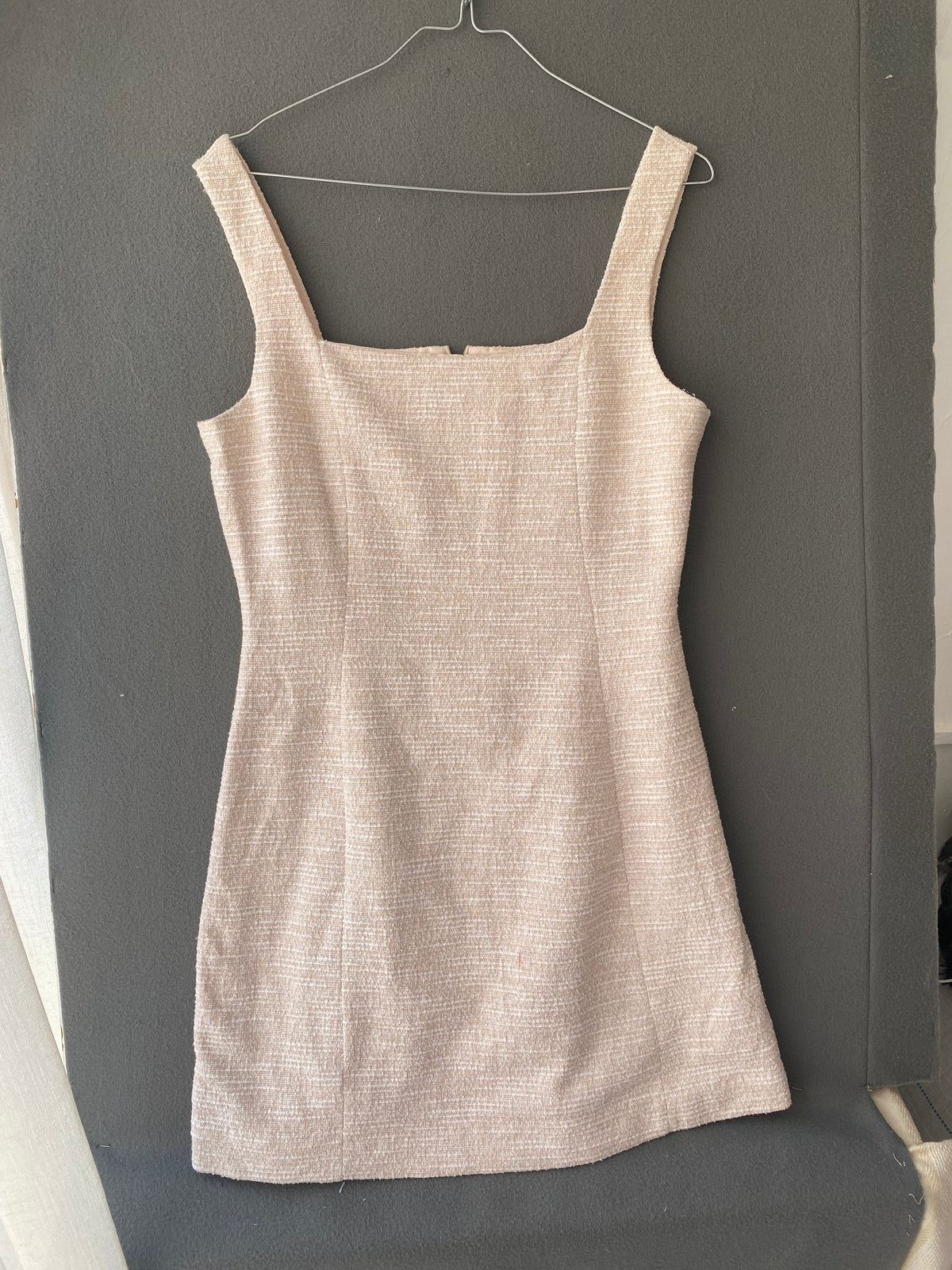 Robe courte en tweed beige à encolure carrée