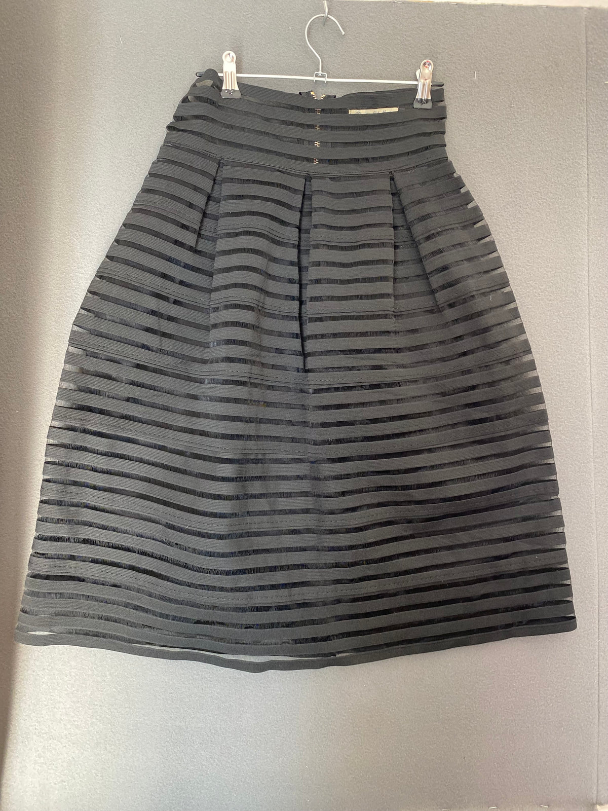 Jupe tulipe noire à bandes transparentes