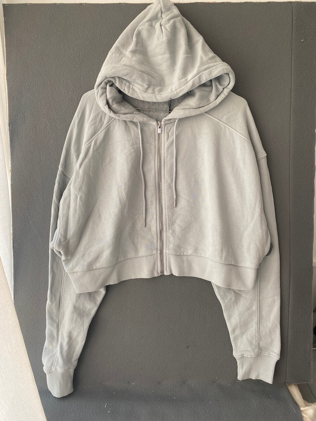 Sweat zippé court à capuche gris clair