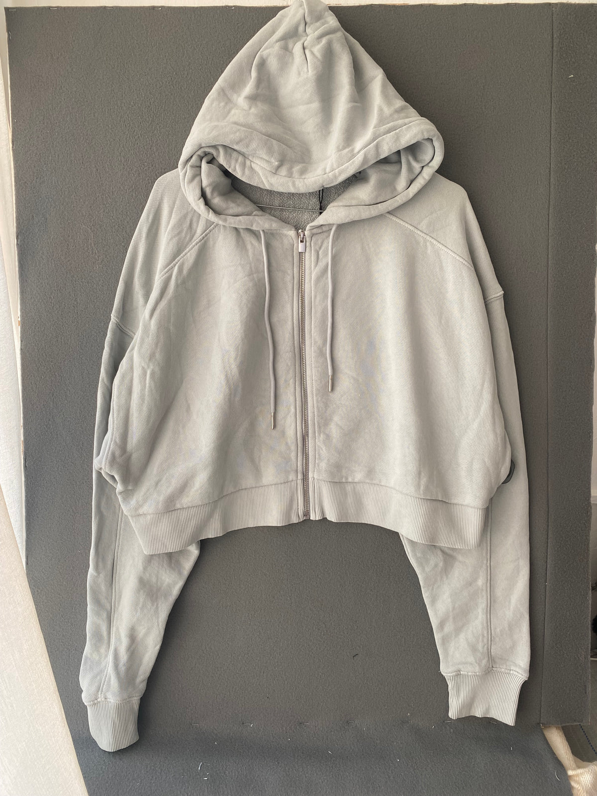 Sweat zippé court à capuche gris clair