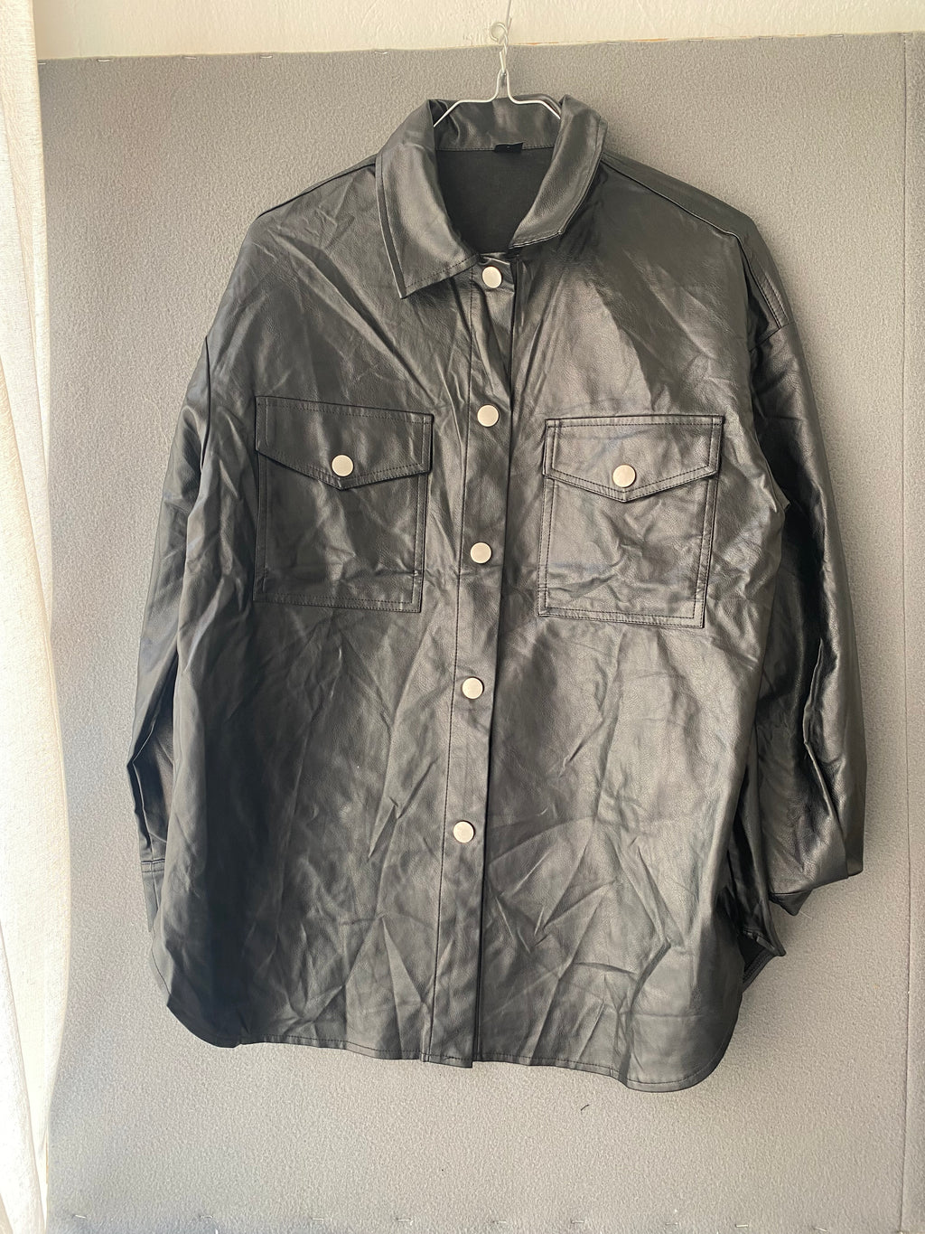 Surchemise en simili cuir noire