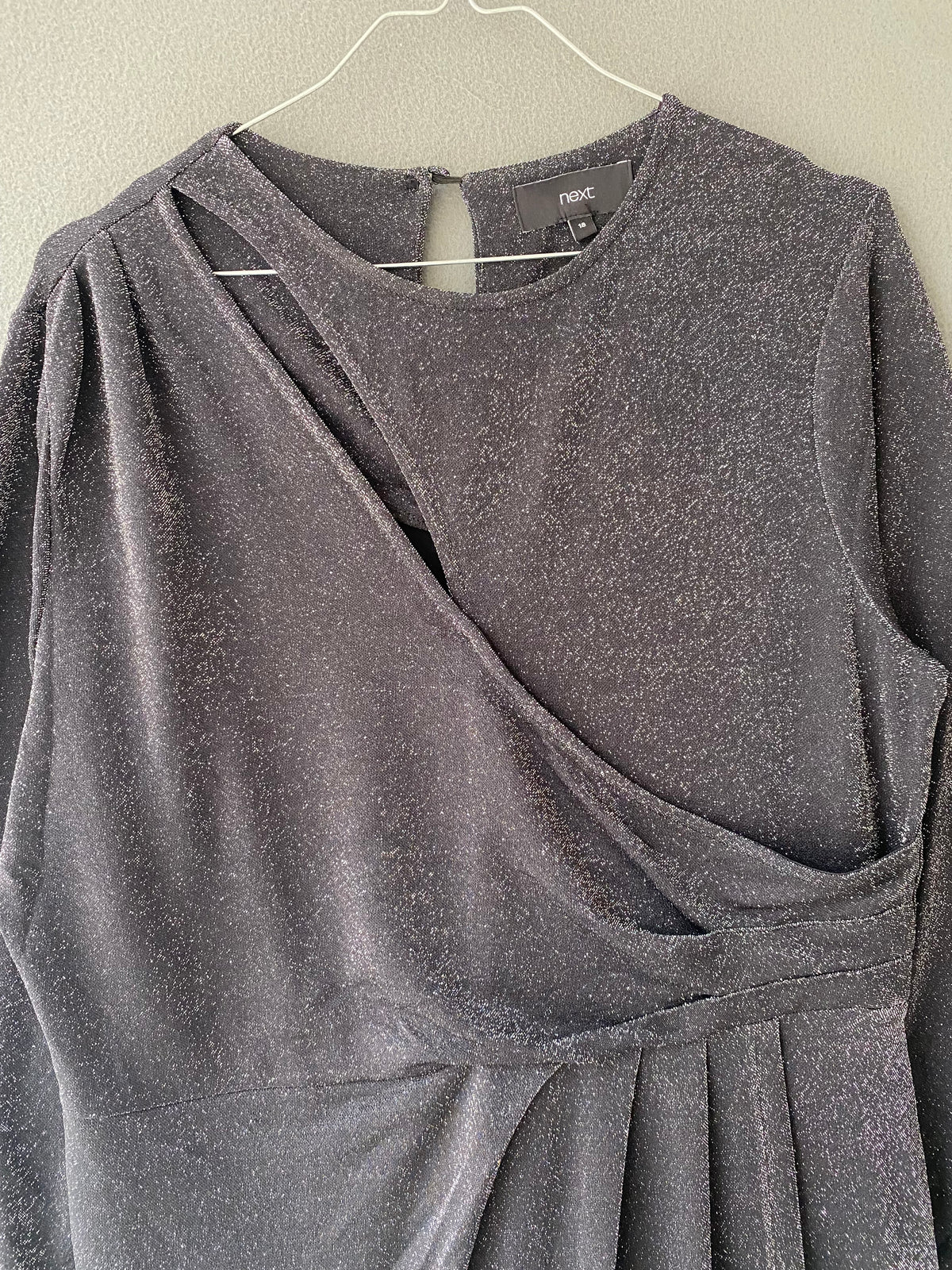 Robe midi noire pailletée drapée