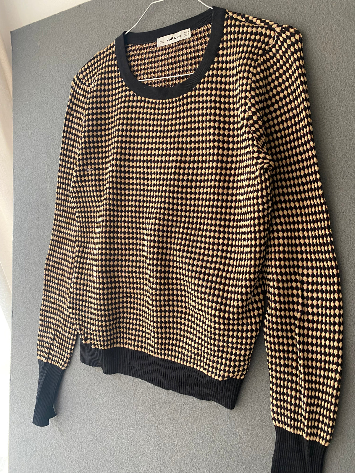 Pull en maille à motif nid d'abeille noir et beige