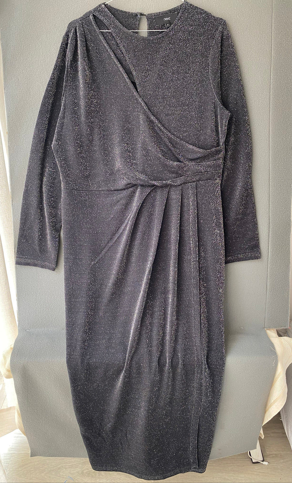 Robe midi noire pailletée drapée