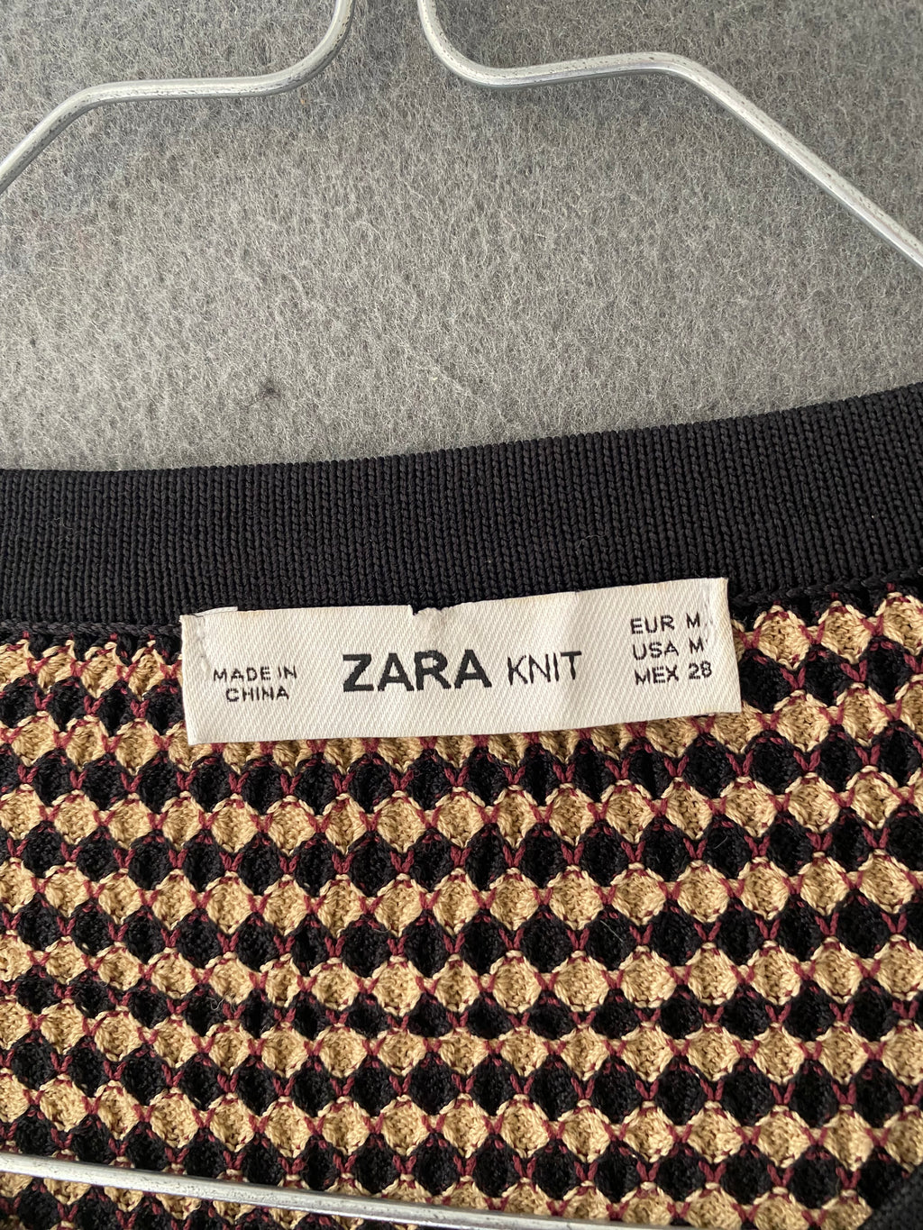 Pull en maille à motif nid d'abeille noir et beige