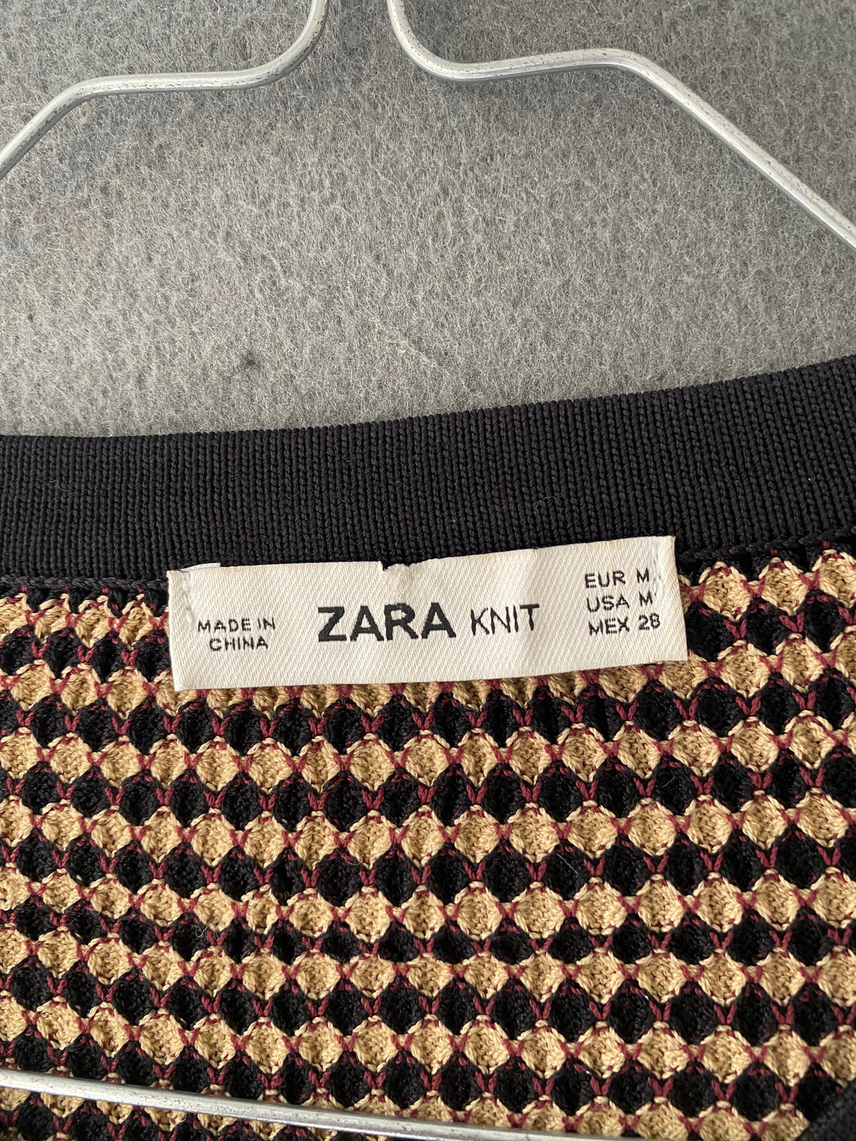 Pull en maille à motif nid d'abeille noir et beige