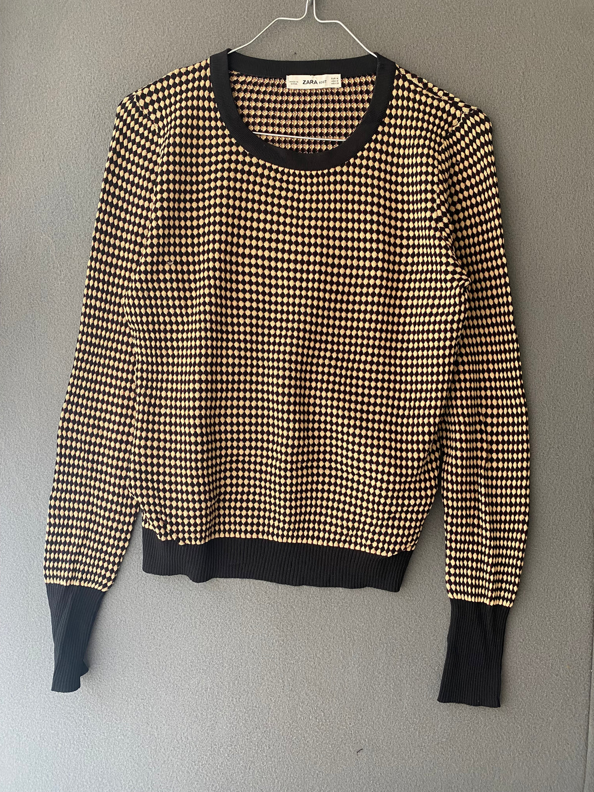 Pull en maille à motif nid d'abeille noir et beige