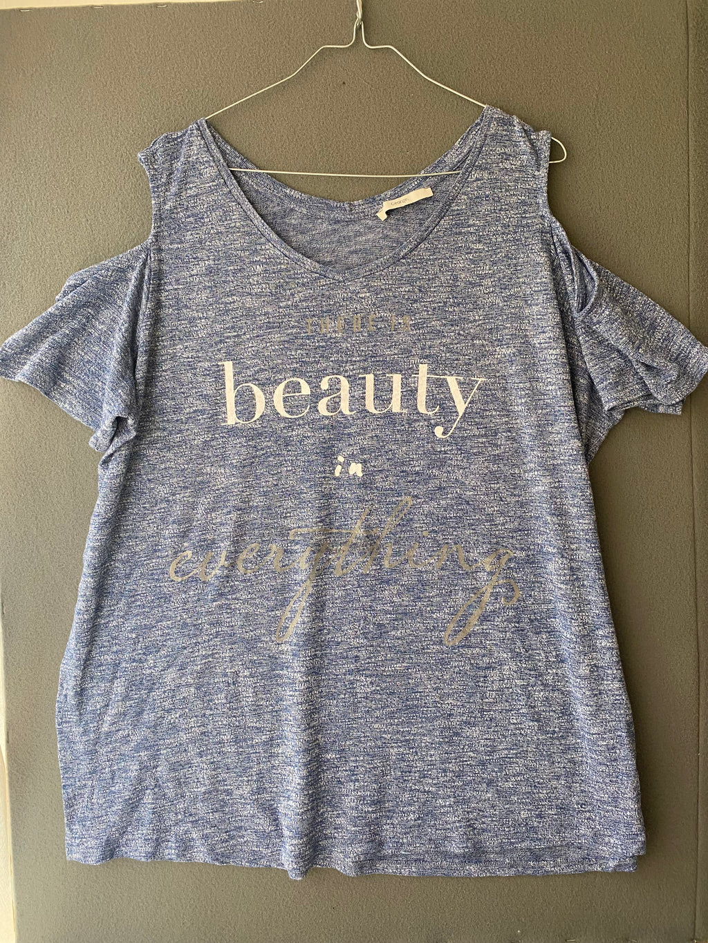 T-shirt épaules dénudées bleu chiné imprimé « beauty »