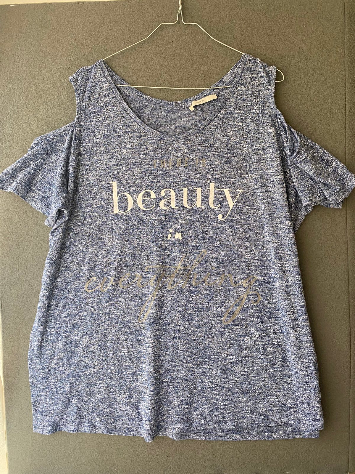 T-shirt épaules dénudées bleu chiné imprimé « beauty »