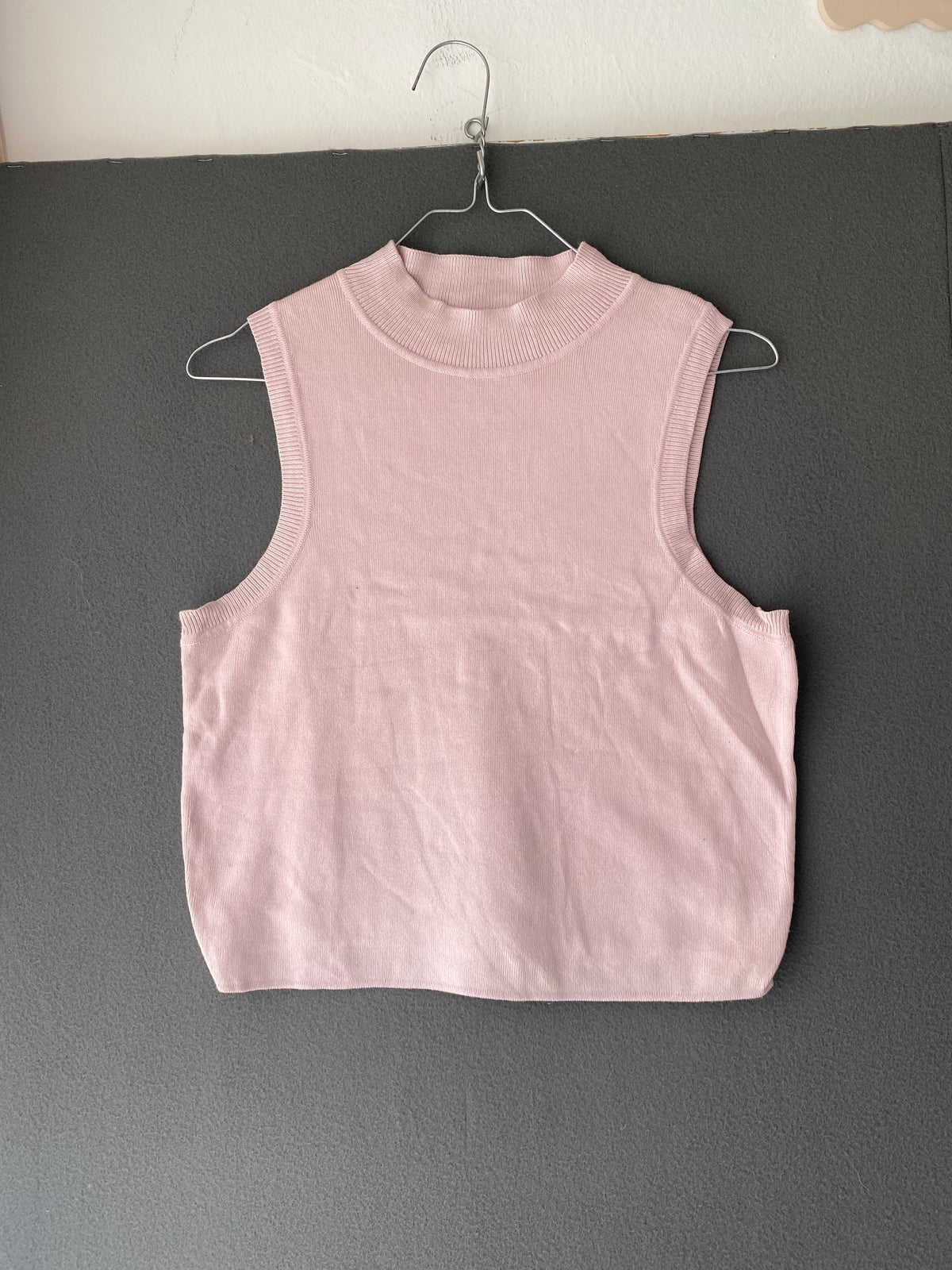 Top sans manches en maille rose poudré à col montant