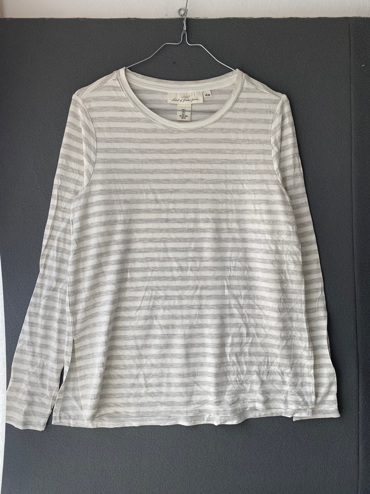 T-shirt manches longues rayé gris et blanc