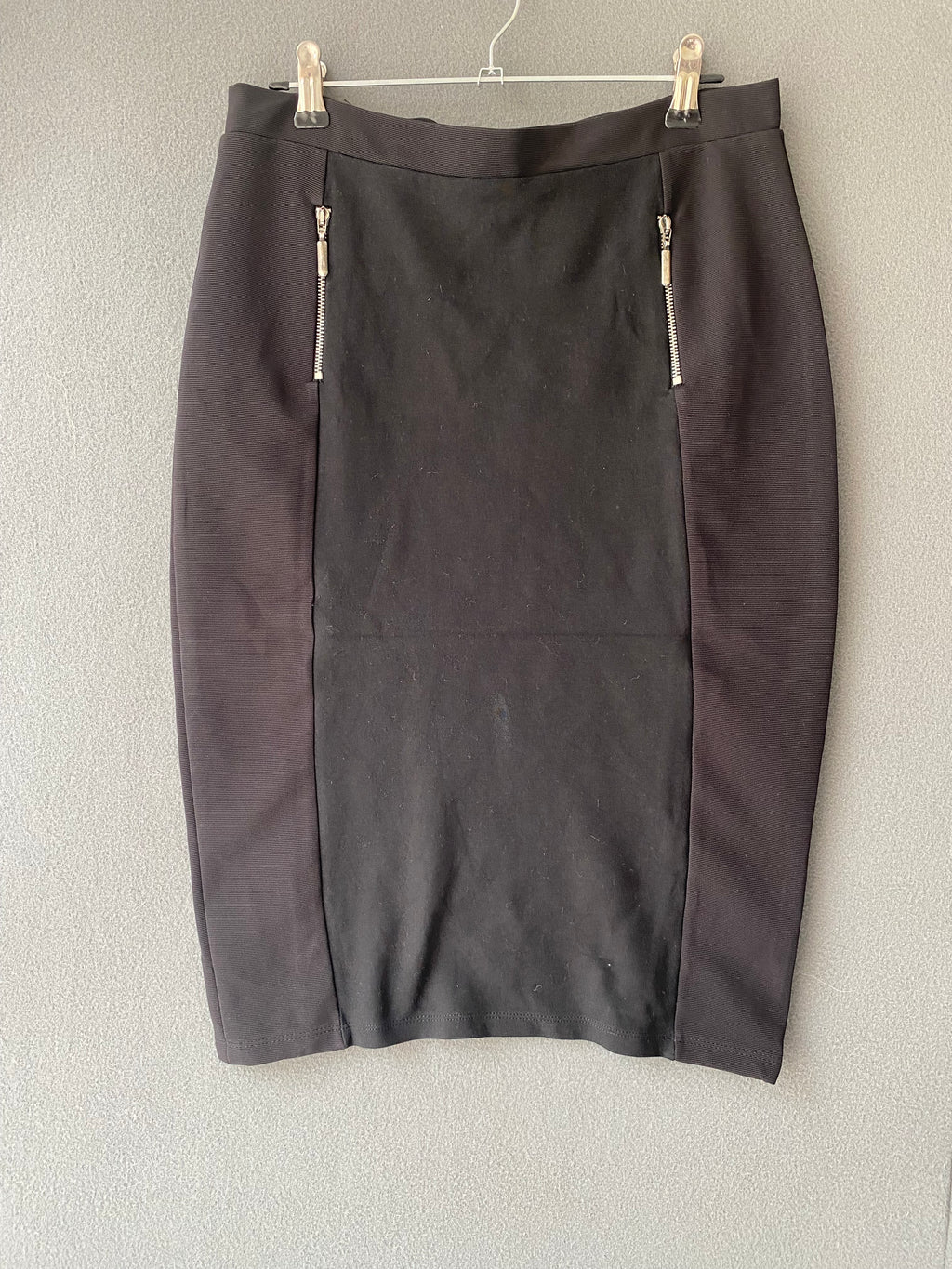 Jupe crayon noire à zips argentés