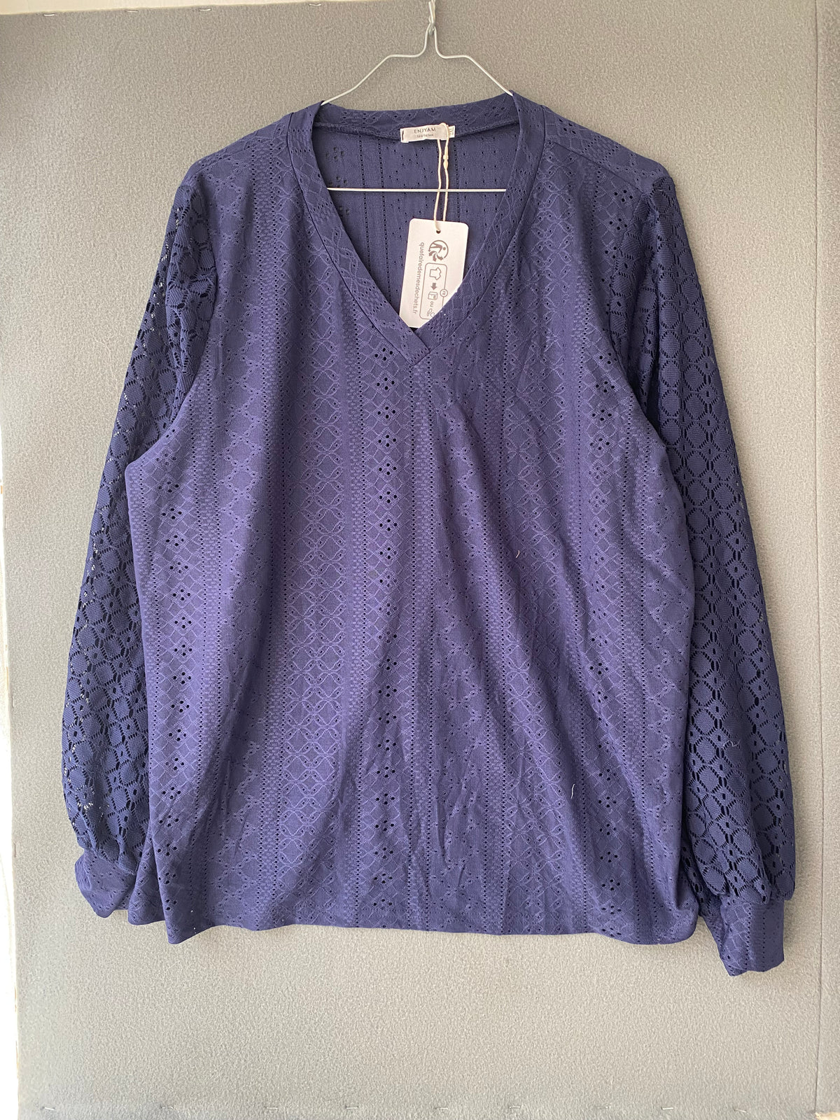 Blouse bleu marine ajourée à col V