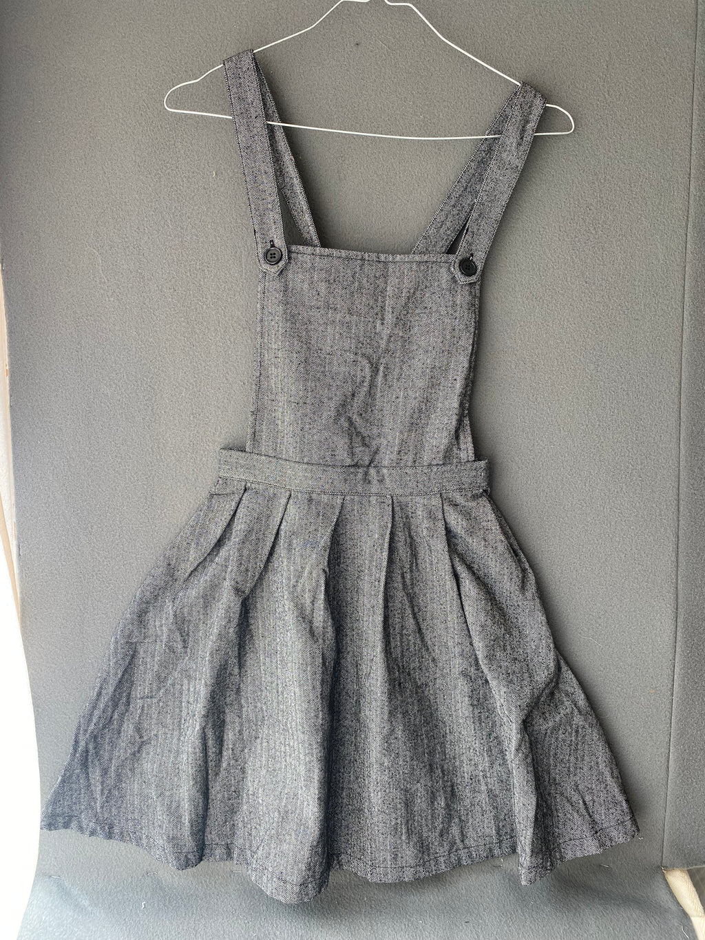 Robe salopette à chevrons grise et jupe plissée