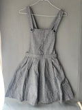 Robe salopette à chevrons grise et jupe plissée