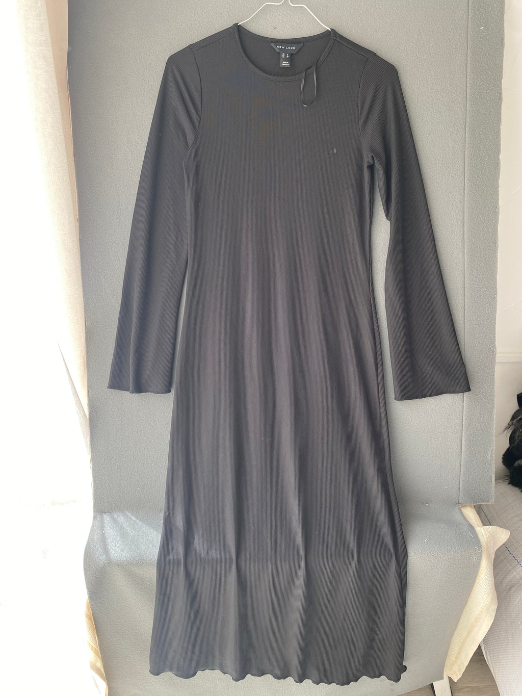 Robe longue noire côtelée à manches évasées