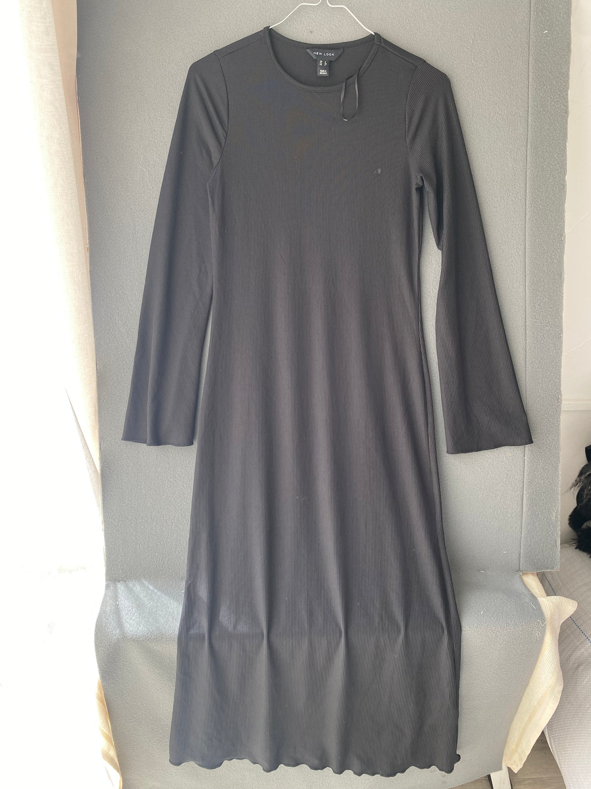 Robe longue noire côtelée à manches évasées