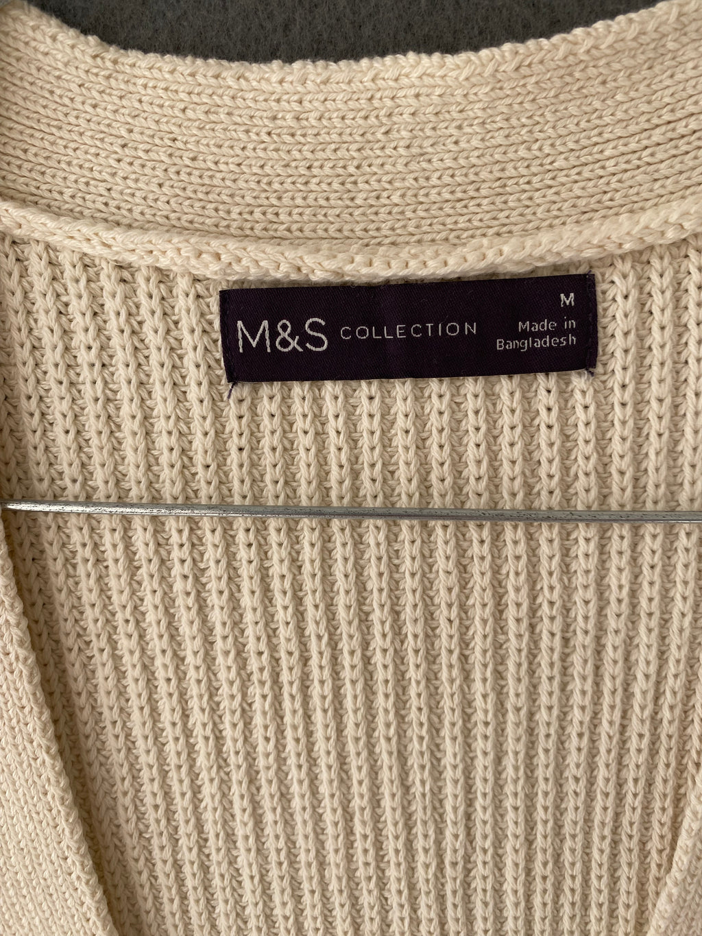 Pull sans manches écru à col V