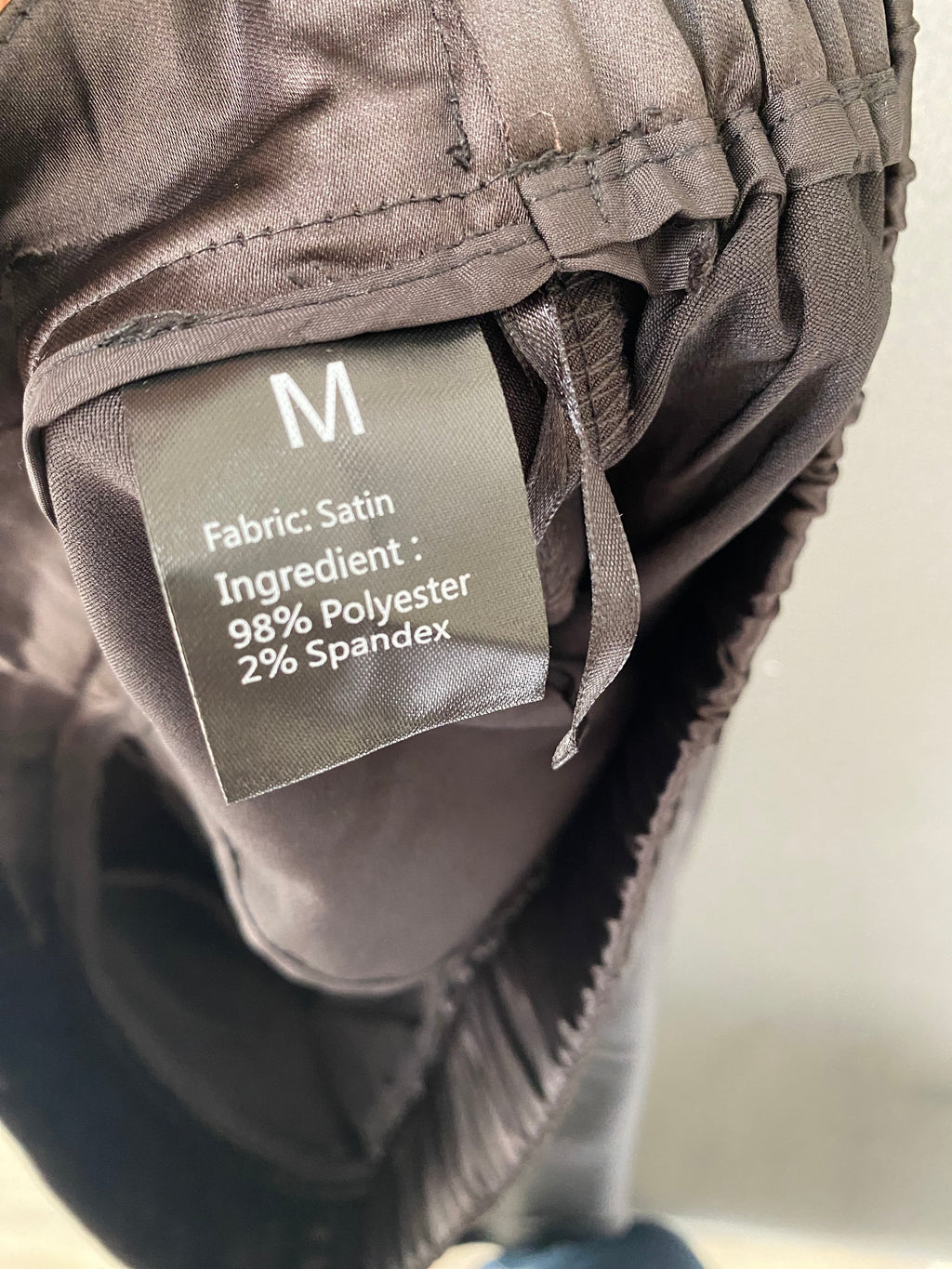 Pantalon noir satiné à taille élastique