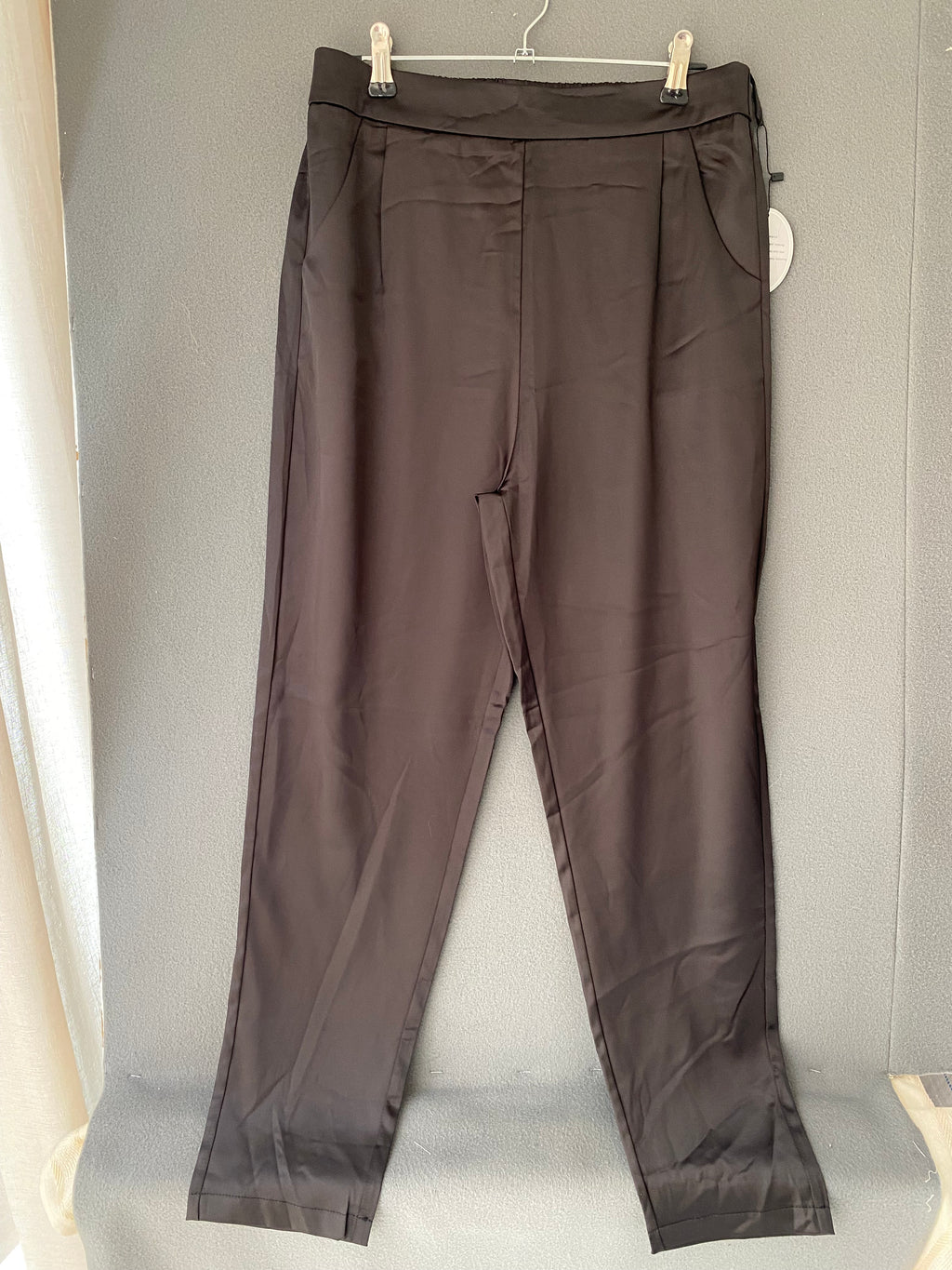 Pantalon noir satiné à taille élastique