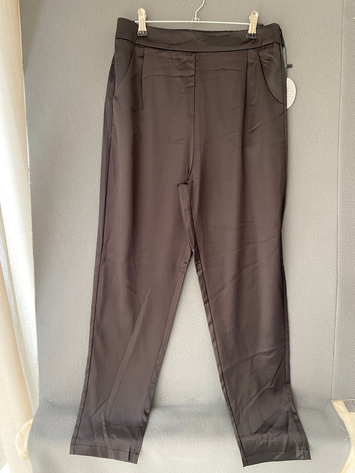Pantalon noir satiné à taille élastique