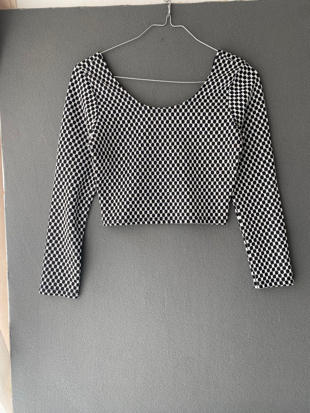 Crop top damier noir et blanc à manches longues