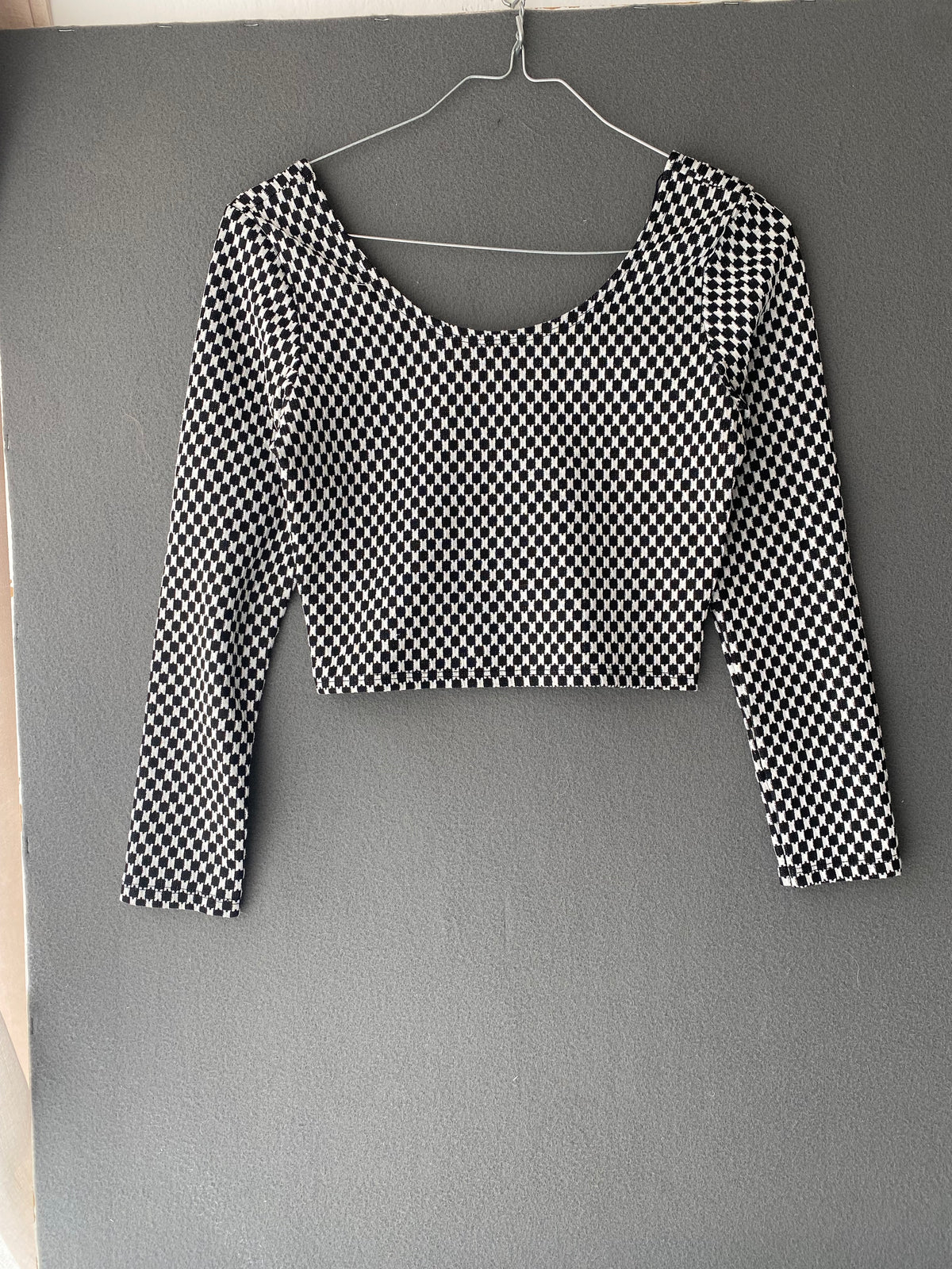 Crop top damier noir et blanc à manches longues