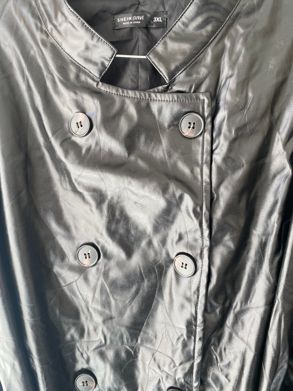 Trench en simili cuir noir croisé à ceinture