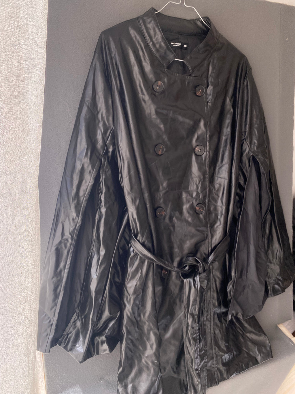 Trench en simili cuir noir croisé à ceinture