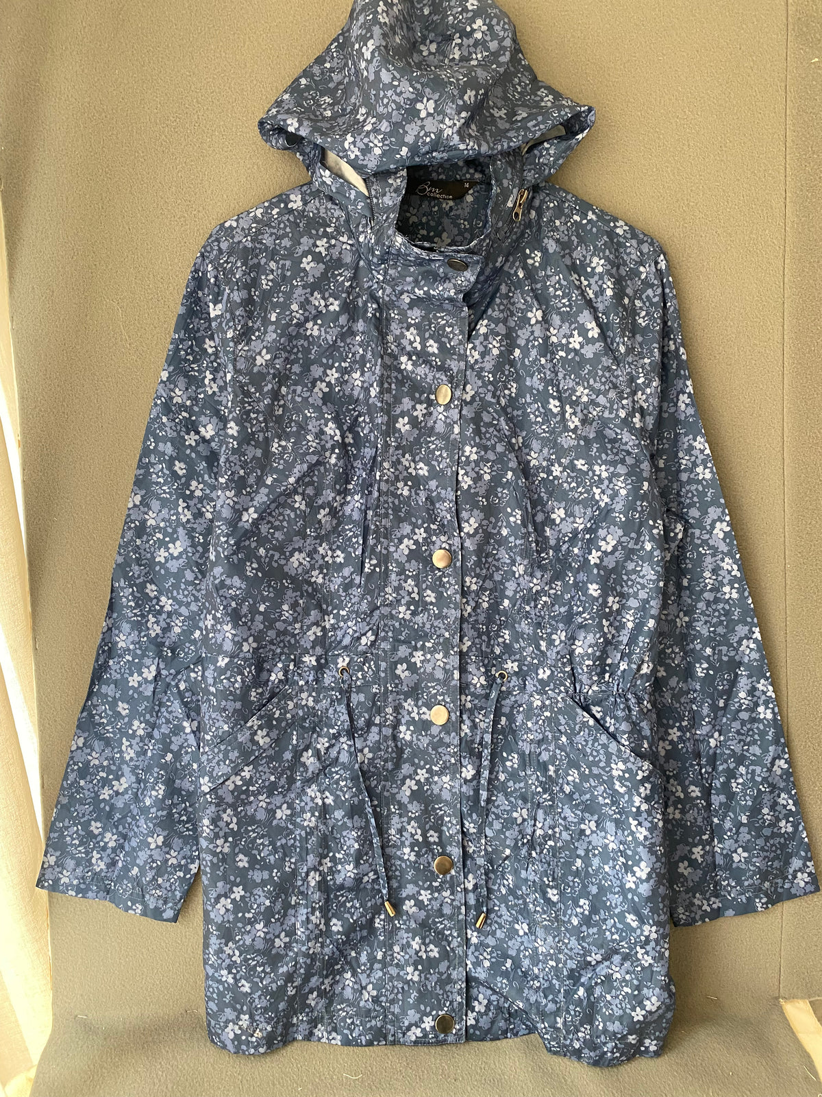 Imperméable léger à capuche fleuri bleu