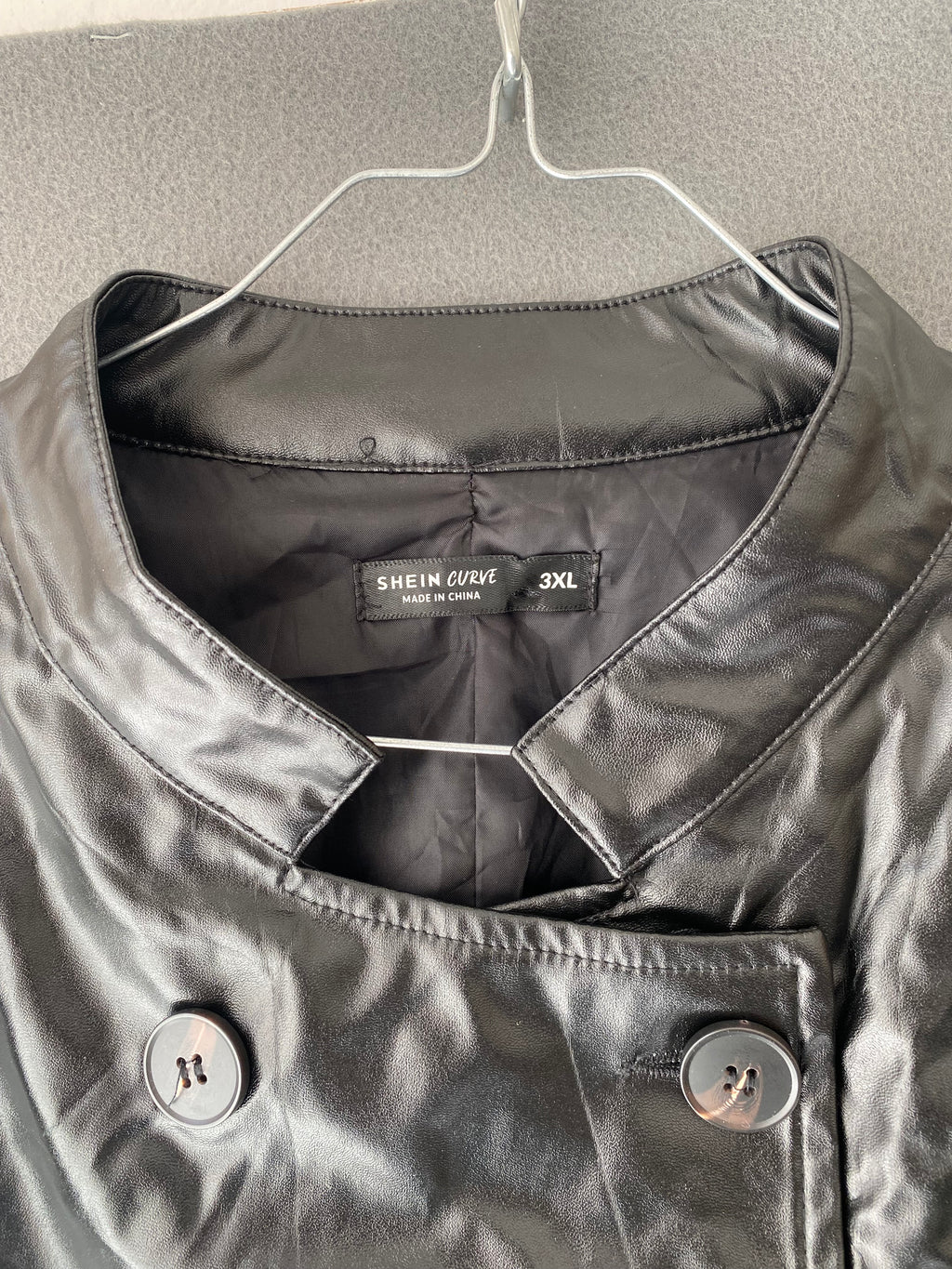 Trench en simili cuir noir croisé à ceinture
