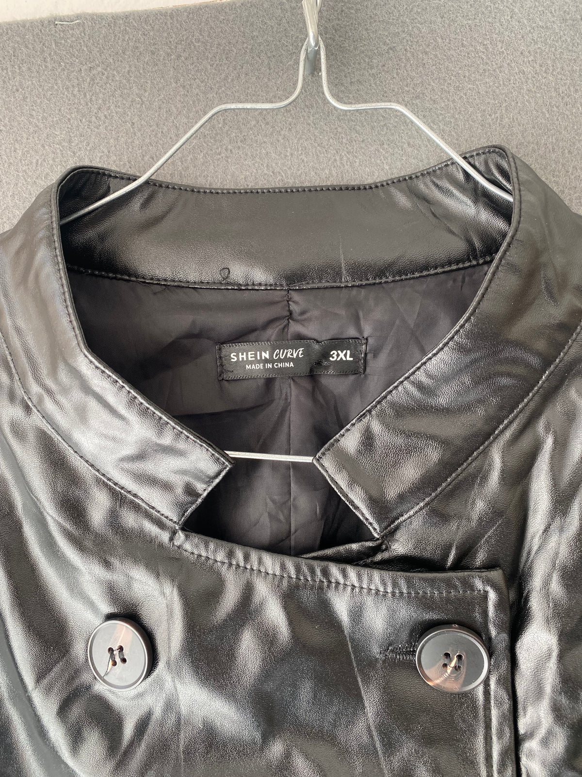 Trench en simili cuir noir croisé à ceinture